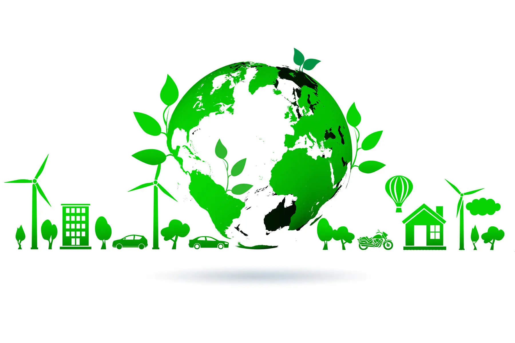 Digitaler Reisenomade arbeitet umgeben von grüner Natur, Laptop und recyclebarem Zubehör